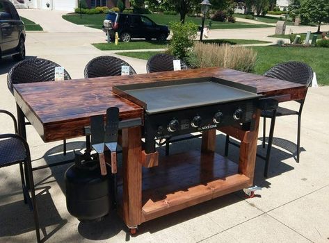 OMG! I need this!! A backyard hibachi grill?!?! Whaaaaat?!?! Plants Porch, Hibachi Grill, Blackstone Grill, Outdoor Kitchen Bars, Outdoor Bbq Kitchen, Outdoor Kitchen Island, George Town, Built In Bbq, Backyard Bar