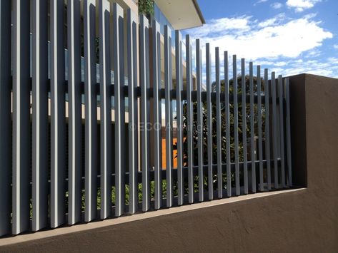 louvre fence Compound Wall Grill Design, Louvre Fence, Front Wall Ideas, Home Decor Christmas Ideas, Home Decor Exterior, Decor Christmas Ideas, Patio Gates, Compound Wall Design, Home Gate Design