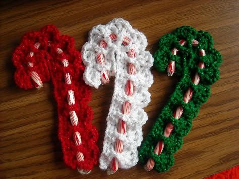 10 Free Last Minute Christmas Crochet Patterns! Collection on Mooglyblog.com Christmas Doilies, Candy Cane Holder, Crochet Candy, Crochet Holiday, Christmas Crochet Patterns Free, Bazaar Crafts, Crochet Xmas, Christmas Event, Crochet Christmas Decorations