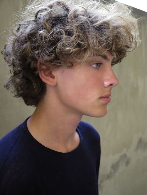 Taking Off Hairstyle For Guys, Messy Hair Look, Mens Hairstyles Curly, Men Haircut Curly Hair, Tousled Hair, Blonde Curly Hair, Boys With Curly Hair, Messy Hair, Curly Hair Men