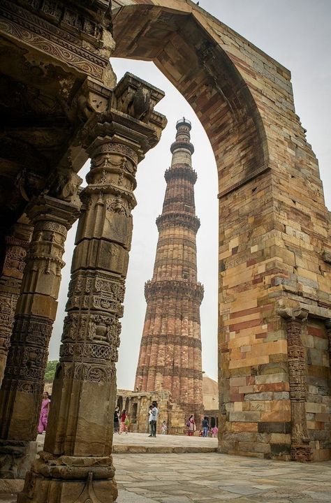 Qutub Minar Photography Poses, Qutub Minar Aesthetic, Fort Architecture, Indian Castle, Delhi Pics, Delhi Monuments, Monument Photography, Qutab Minar, Indian Tourism