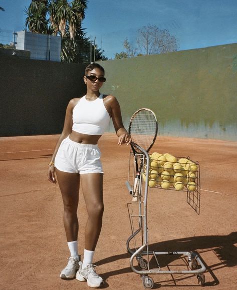 Tennis Vision Board Pictures, Rich Athlete Aesthetic, Sporty Model Photoshoot, Tennis Court Photoshoot Black Women, Tennis Aesthetic Black Woman, 90s Workout Aesthetic, Gym Sets Aesthetic, Tennis Outfit Black Women, Tennis Club Aesthetic