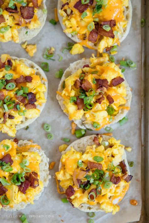 English Muffin Breakfast, Muffin Breakfast, English Muffin Pizza, English Muffin Recipes, Breakfast Pizza Recipe, Pizza Muffins, Breakfast Meat, English Muffins, Breakfast Pizza