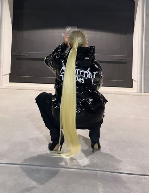 New Blonde Hair, Kylie Jenner's Tattoos, Alabama Barker, Boss Lady Outfit, Hot Summer Outfits, Blonde Hair Extensions, Long Hair Extensions, Travis Barker, Wild Hair