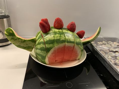 Watermelon Dinosaur, Fruit Tower, Baby Shower Finger Foods, Kreative Snacks, Dino Eggs, Dinosaur Themed Birthday Party, Watermelon Carving, Dino Birthday, Dino Party