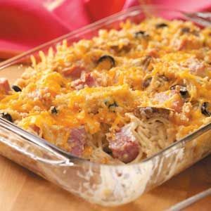 Spaghetti Ham Bake - I made this today to use up leftover Christmas ham. Used homemade whole wheat bread crumbs, peas instead of mushrooms, and omitted the olives! Cheese And Broccoli Casserole, Spagetti Bake, Ham Spaghetti, Ham Bake, Pig Recipes, Cheese And Broccoli, Ham Leftovers, Homemade Whole Wheat Bread, Spaghetti Bake