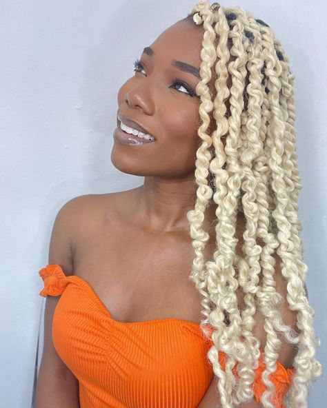 White Blonde Passion Twists on Natural Hair White Passion Twist, Passion Twists Styles, Passion Twist Styles, Passion Twist Hairstyles, Passion Twists, Middle Part Hairstyles, Protective Hairstyles For Natural Hair, Black Hair Extensions, Natural Hair Twists