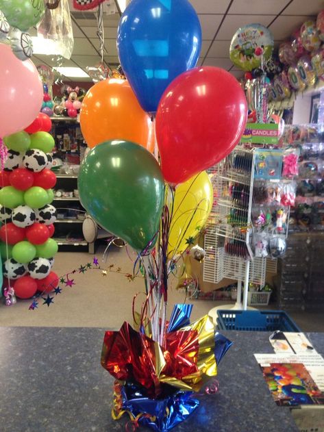 Balloons On A Stick Centerpiece, Table Balloon Stand Ideas, Balloons On Sticks Centerpiece, Tabletop Balloon Centerpieces Diy, Tabletop Balloon Decor, Balloon Stick Centerpiece, Tabletop Balloon Centerpieces, Balloon Sticks Ideas, Balloon Stand Centerpiece