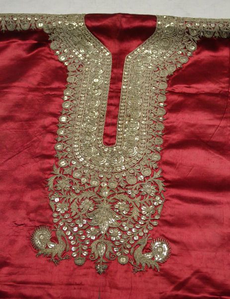 Textiles Embroidery, Embroidery Clothing, Embroidery Suits Punjabi, Zardosi Embroidery, Gold Work Embroidery, Emb Designs, Zardozi Embroidery, Hand Embroidery Dress, Couture Embroidery