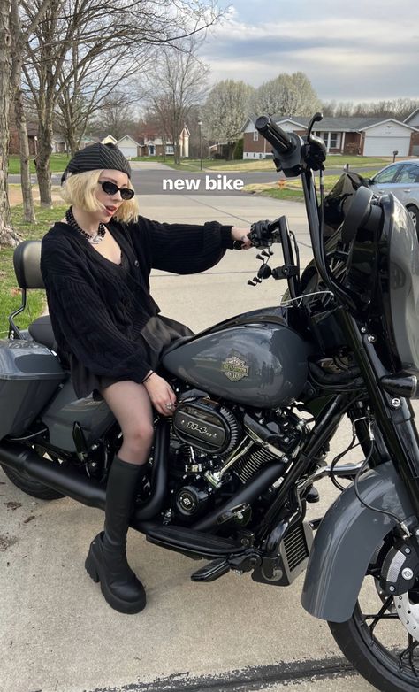 Biker Hat Outfit, Heather Baron Gracie, Ripped Tights, Pinterest Fits, Pale Waves, Spiked Jewelry, Motorcycle Aesthetic, Hat Outfit, Biker Gang