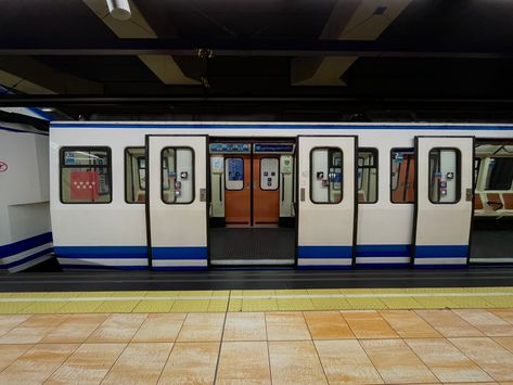 #aesthetic #madrid #metro Madrid Aesthetic, Metro Madrid, Kawaii Animals, Madrid, Train, Animals, Kawaii