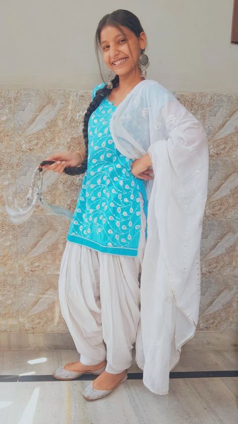 Punjabn look beautiful blue and white suit with parnda n earrings ❤ Sky Blue Kurti, Meesho Shopping, Blue And White Suit, Sky Blue Suit, Blue Kurti, Patiyala Dress, Suit Combinations, Traditional Dresses Designs, Desi Fashion Casual