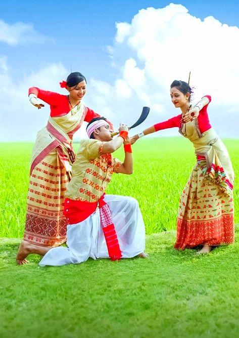 The Bihu dance is an indigenous folk dance from the Indian state of Assam related to the Bihu festival and an important part of Assamese culture. Performed in a group, the Bihu dancers are usually young men and women, and the dancing style is characterized by brisk steps, and rapid hand movements. Bohag Bihu Photo, Bihu Assam Photography, Rongali Bihu Assam, Bihu Dance Drawing, Bihu Dance Photography, Bihu Photoshoot, Bihu Assam Dance, Assam Culture, Bihu Assam