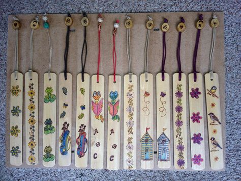 Book Markers made from old Venetian Blinds. Curtain Upcycle, Linen Blind, Quilt Design Wall, Vinyl Mini Blinds, Metal Blinds, Vinyl Blinds, Teaching Crafts, Bamboo Decor, Faux Wood Blinds