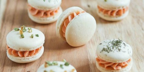 Macarons salés à la mousse de saumon, une recette facile et simple à réaliser avec votre thermomix , et parfaites pour un apéro de fêtes. Bounty Cake, Kue Macaroon, Savory Dessert, Macaron Recipe, Tea Sandwiches, Smoked Salmon, Finger Food, Macaroons, High Tea