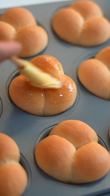 Clover Leaf Rolls Recipe, Clover Rolls Recipe, Old Fashioned Yeast Rolls Recipe, Clover Leaf Rolls, Cloverleaf Rolls Recipe, Honey Yeast Rolls, Yeast Dinner Rolls Recipe, Cloverleaf Rolls, Butter Roll Recipe