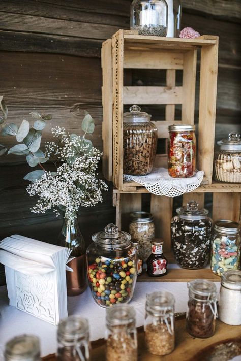 Country Wedding Pictures, Country Wedding Reception, Outdoor Country Wedding, Brides Room, Sweet Carts, Deco Champetre, Candy Bar Wedding, Country Style Wedding, Barn Wedding Decorations