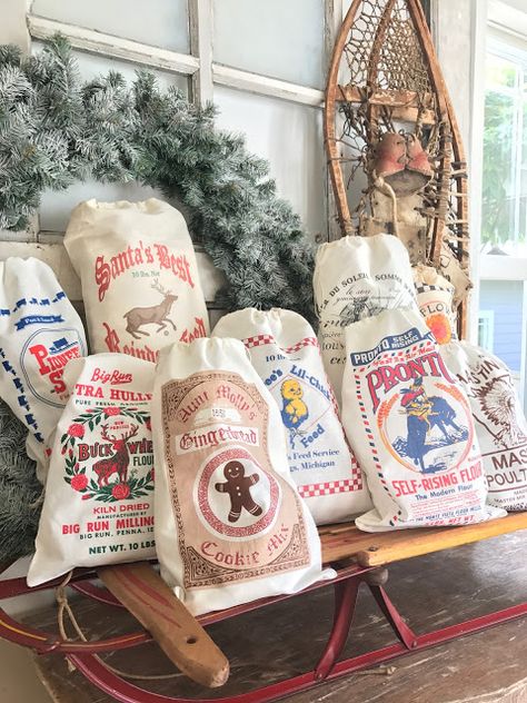 Little Farmstead: Farmhouse Christmas...Feed Sacks, Flour Sacks, Sugar Sacks... Oh My! Flour Bag Design, Flour Sack Clothes, Deli Packaging, Pakovanje Poklona, Flour Sack Crafts, Flour Bag, Vintage Flour Sacks, Custom Santa Sack, Flour Sacks