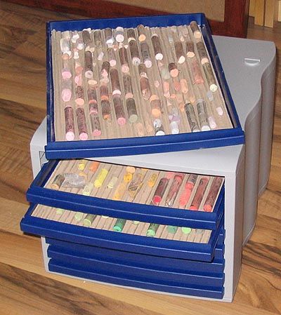 A stationery filing cabinet made useful for storing pastels by adding some corrugated cardboard at the base to stop the pastels from rolling around. Oil Pastel Storage Ideas, Paint Storage Tin, Oil Paint Tubes Storage, Art Studio Storage Pastelslarge Trays, Artist Aesthetic, Pastel Watercolor, Corrugated Cardboard, Art Instructions, Pastel Art