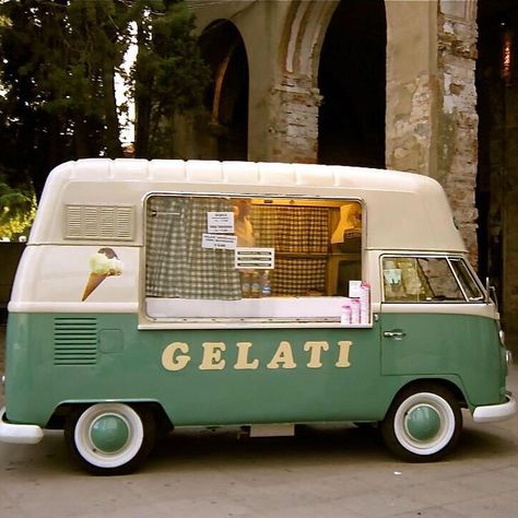 A sweet gelati Kombi van. From Roma Italy. Vintage Ice Cream Truck, Ice Cream Flower, Ice Cream Car, Kombi Van, Food Vans, Coffee Trailer, Mobile Food Trucks, Parts Unknown, Food Cart Design