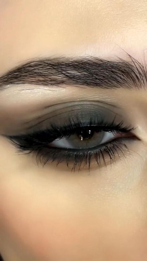 Black Eyeshadow Makeup, Smokey Eyeshadow Looks, Grey Smokey Eye, Black Smokey Eye Makeup, Vampy Makeup, Black Eye Makeup, Smokey Eye Easy, Grey Makeup, Smokey Eyeshadow