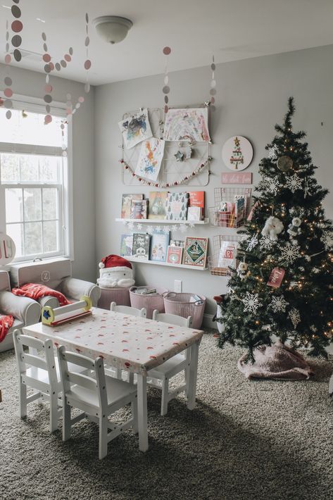 Christmas Room Decor Ideas, Christmas Kids Room, Girls Playroom, Christmas Tinsel, Festive Crafts, Ideas Para Organizar, Real Christmas Tree, Christmas Room Decor, 12 December