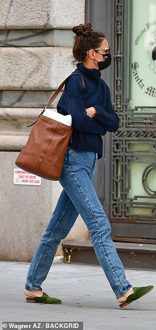 Kate Holmes Style, Parisian Mom Style, Keri Russell Style 2023, Winter Cruise Outfits, Katie Holmes Fashion, Katie Holmes Style 2024, Katie Holmes Street Style 2023, Katie Holmes Flare Jeans, Katie Holmes Outfits