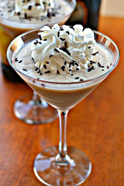 Mudslide Recipe Alcohol, Frozen Mudslide Recipe, Mud Slide Drink Recipe, Mudslide Drink, Alcoholic Ice Cream, Mudslide Recipe, Alcohol Ideas, Nice Drinks, Cream Drinks