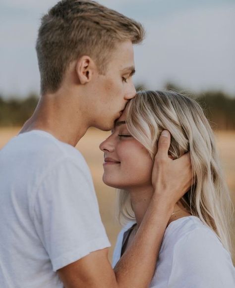 Kiss Forehead Couples, Cute Easy Couple Poses, Kiss On Forehead Reference, Kiss In Forehead, Reference Poses Couples Kissing, Couple Pose Reference Photography, Easy Couple Poses Picture Ideas, Easy Couples Poses, Forehead Kiss Reference