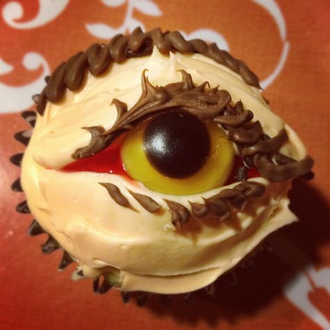 Liddy B. and me: Eyeball Cupcakes Halloween Eyeball Cupcakes, Halloween Confections, Stiff Buttercream Frosting Recipe, Eyeball Cupcakes, Human Meat, Cake Samples, Kids Cupcakes, Spooky Halloween Desserts, Scary Food