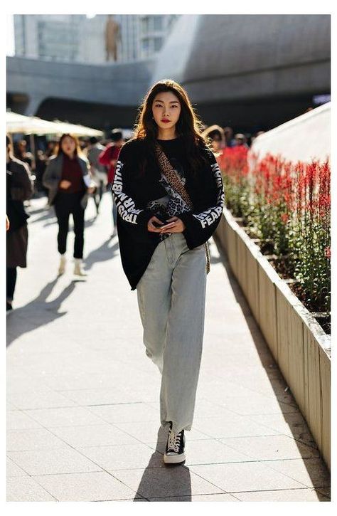 be53ee61104935234b174e62a07e53cfdesc33980698ri Mode Ulzzang, Chinese Fashion Street, Walking Down The Street, Tokyo Street Fashion, 2020 Year, Seoul Fashion Week, Seoul Fashion, Asian Street Style, Fashion Magazines