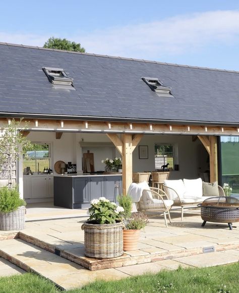 Stable Conversion Ideas, Outbuilding Conversion, Farmhouse Extension, Barn Conversion Kitchen, Barn Conversion Exterior, Barn House Conversion, Barn Conversion Interiors, Barn House Interior, Oak Framed Buildings