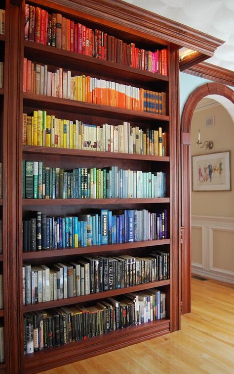 Looking for bookshelf ideas? This eye-catching way of organizing bookshelves is sure to wow guests of your home library. Books On Shelf, Unique Bookcase, Lots Of Books, Beautiful Bookshelf, Bibliotheque Design, Dream Library, Bookshelf Organization, Room Book, Bookshelf Design