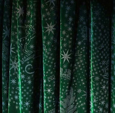 Romeo I Julia, Bachelor Pad Decor, Stile Harry Potter, 2k Wallpaper, Slytherin Pride, Dark Green Aesthetic, Slytherin House, Hogwarts Aesthetic, Slytherin Aesthetic