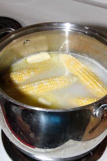 Ever heard of corn on the cob cooked 'Southern style'? Simply boil them in a pot of water mixed with milk, butter, and sugar. The result? Juicy, tender, and sweet corn that will make your mouth water! Best Way To Boil Corn On The Cob, Boiled Corn On The Cob With Milk, Butter Bath Corn On The Cob, Boil Corn On The Cob With Milk, Boil Sweet Corn, Cooking Sweet Corn, Sweet Corn Recipes, Kfc Chicken Recipe, Boiled Corn