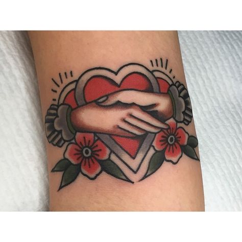 Shaking Hands Tattoo, Handshake Tattoo, Old School Tattoo Sleeve, Small Traditional Tattoo, Traditional Heart Tattoos, Luck Tattoo, Electric Tattoo, Traditional Style Tattoo, Flash Tattoo Designs