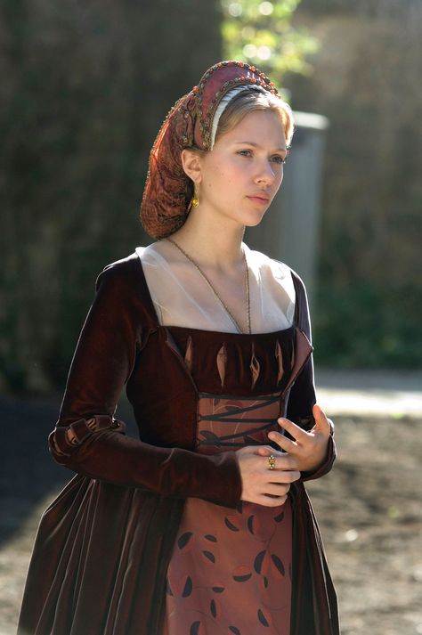 I like how they've handled the bust on this dress "Mary Boleyn (Scarlett Johansen) in "The Other Boleyn Girl"." The Other Boleyn, Mary Boleyn, Sandy Powell, 16th Century Fashion, Tudor Fashion, The Other Boleyn Girl, Tudor Costumes, Period Outfit, Costume Drama