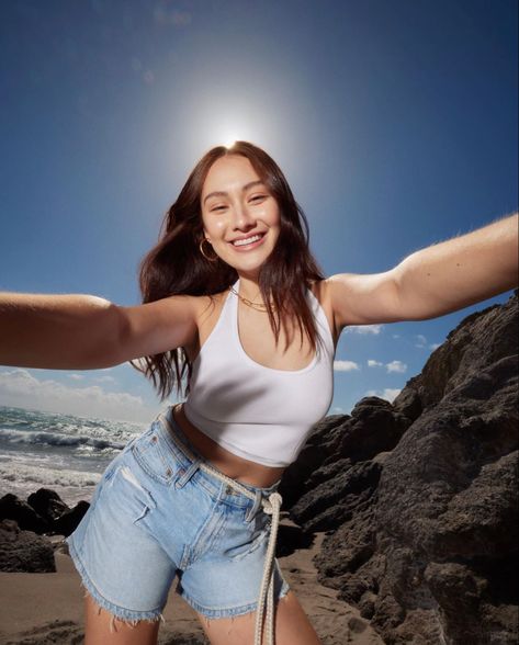 lola tung american eagle Belly Conklin, Lola Tung, Amazon Prime Movies, American Eagle Outfits, The Summer I Turned Pretty, Jenny Han, Ae Jeans, Female Actresses, Instagram Summer