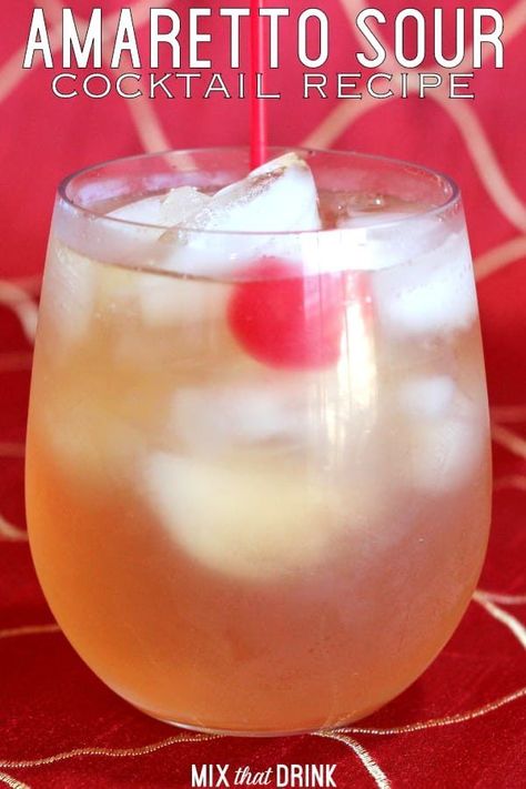 Sweet And Sour Drink Mix Recipes, Drinks With Disaronno, Amaretto Sour Drink, Disaronno Drinks, Amaretto Sour Recipe, Amaretto Drinks, Amaretto Sour Cocktail, Sour Drink, Light Cocktails