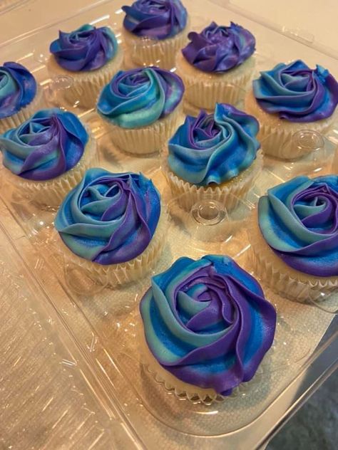 Blue And Purple Cupcake Ideas, Blue Butterfly Cupcakes, Llama Cupcakes, Purple Wedding Cupcakes, Avatar Birthday, Delicate Desserts, Sweet Sixteen Party Themes, 28th Birthday Ideas, Orchid Cake