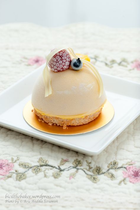 Mango Dome: Almond meringue cake – as the base Mango mouse layer Cream Cheese layer Mango geele layer Mousse Dolce, Patisserie Fine, Mini Torte, Mango Mousse, Mango Dessert, Mango Cake, Meringue Cake, Elegant Desserts, Gourmet Desserts