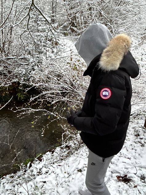 Canada Goose Aesthetic, Canada Goose Women Outfits, Goose Aesthetic, Ski Trip Outfit, Uk Drip, Trip Outfit, Canada Goose Women, Aesthetic Men, Canada Goose Mens