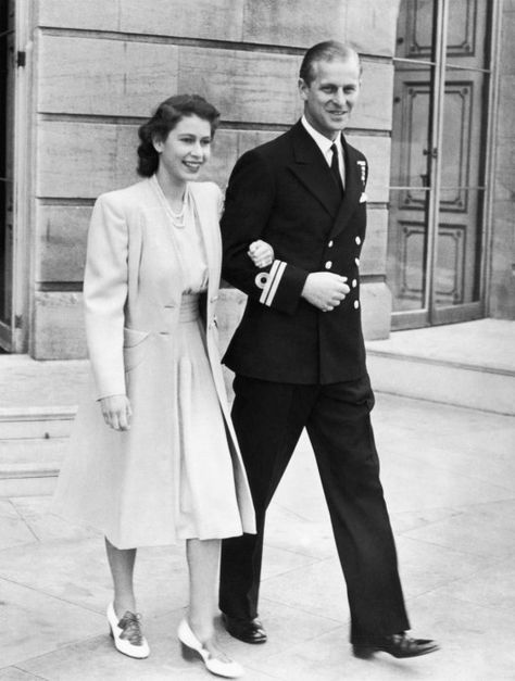 Princess Elizabeth and Lieutenant Philip Mountbatten pictured for the first time after the announcement of their engagement, July 1947. Ratu Elizabeth, Vévodkyně Kate, Prins Philip, Princesa Elizabeth, Young Queen Elizabeth, Rainha Elizabeth Ii, Reine Elizabeth Ii, Royal Family England, Elisabeth Ii