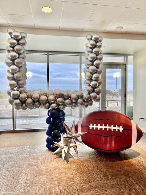 Super Bowl Party Backdrop, Super Bowl Party Balloons, Field Goal Balloon Arch, Cheer Balloon Garland, Football Theme Corporate Event, Sport Balloon Garland, Football Homecoming Balloon Arch, Classy Football Decor, Superbowl Photo Backdrop