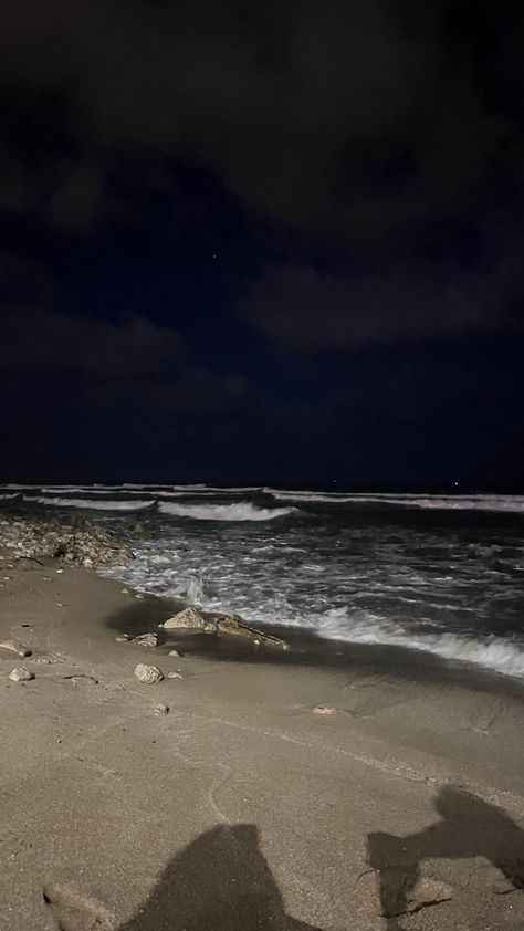 Pictures Of The Beach At Night, Beach Night Time Aesthetic, Stars Pictures Night, Sea Views Beach, Late Beach Nights, Beach Fake Photos, Beach At Night Aesthetic Wallpaper, Beach At Night Pictures, Stars At Night Aesthetic