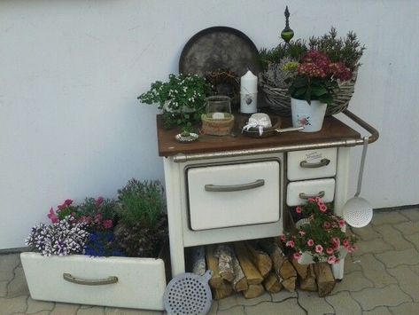 Küchenhexe ähnliche tolle Projekte und Ideen wie im Bild vorgestellt findest du auch in unserem MagazinWir freuen uns auf deinen BesuchLiebe Grüße Alter Herd, Old Stove, Outdoor Garden Planters, Outdoor Deco, Vintage Appliances, Garden Design Layout, Garden Deco, Country Gardening, Garden Crafts