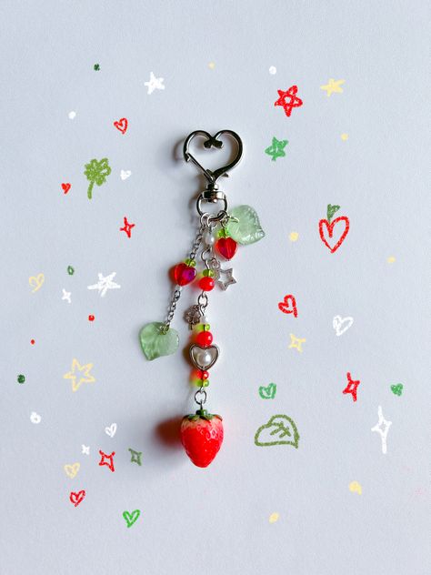 handmade strawberry keychain Strawberry Beaded Keychain, Cute Beaded Keychain Ideas, Handmade Keychains Diy Gift Ideas, Fairycore Keychain, Bead Keychain Diy, Beaded Keychain Diy, Keychain Beads, Aesthetic Keychain, Strawberry Keychain