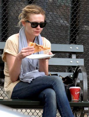 kirsten dunst #celeb #pizza Celebrities Eating Pizza, People Eating Pizza, Celebs Eating, Celebrities Eating, Pizza People, Weird Pizza, Kirsten Dunst Style, Woman In Kitchen, Fame Aesthetic