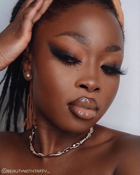 Elizabeth Dagger on Instagram: “Loving this sultry cat eye look created by @beautywithtaffy_ 🍂 that lip she’s wearing 🙌🙌🙌 Definitely go check out her IG and give her a…” Smokey Liner Tutorial, Make Up Black Women, Smokey Wing, Smokey Liner, Liner Tutorial, Makeup For Black Skin, Lip Combo, Glam Makeup Look, Black Women Makeup