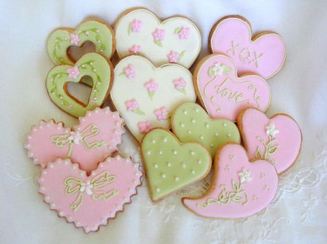 Such pretty cookies! Pink And Green Cookies, Pink Cottages, Chinese Cookies, Decorative Cookies, Pink Cookies, Green Hearts, Pink Forest, Pink Cottage, Sugar Cookie Frosting